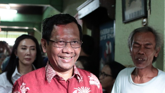 Sambil berkelakar, mantan ketua MK Mahfud MD menyebut para pakar malas diundang majelis hakim untuk bersaksi lantaran honornya kecil, Rp3,5 juta.