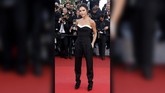 Baju-baju Menawan di Karpet Merah Cannes Berbagai baju menawan hadir di festival film bergengsi ini. Mulai dari long dress hingga celana monokrom tampil di red carpet Cannes Film Festival 2016.