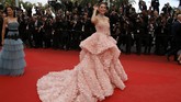 Baju-baju Menawan di Karpet Merah Cannes Berbagai baju menawan hadir di festival film bergengsi ini. Mulai dari long dress hingga celana monokrom tampil di red carpet Cannes Film Festival 2016.