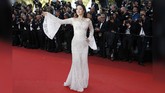 Ada 'Kobra' dan 'Angsa' di Karpet Merah Cannes Beragam desain baju tampil di atas karpet merah Cannes Film Festival 2016. Termasuk ada 'kobra' dan 'angsa' di baju para tamu terhormat Cannes.