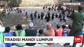 Warga Ngawi Gelar Tradisi Mandi Lumpur