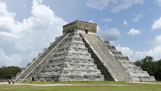 Turis Jerman dalam rekaman video salah satu pengunjung, memanjat sisi Kuil Kukulcan di Chichén Itzá di Yucatan, yang merupakan peninggalan Suku Maya kuno.