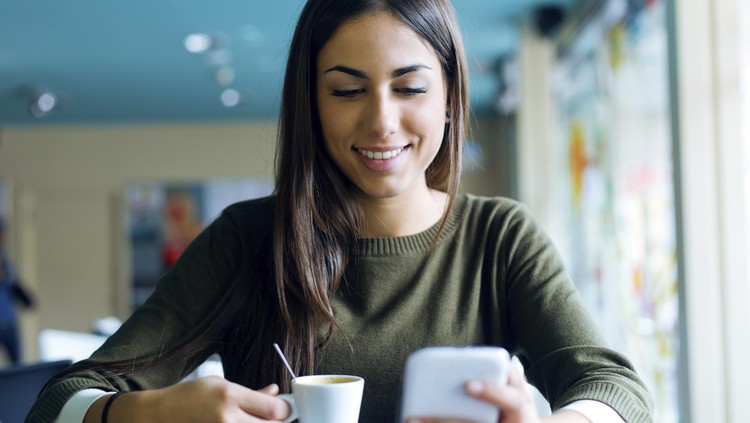 Ilustrasi Wanita Pegang Handphone
