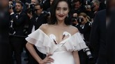 Ada 'Kobra' dan 'Angsa' di Karpet Merah Cannes Beragam desain baju tampil di atas karpet merah Cannes Film Festival 2016. Termasuk ada 'kobra' dan 'angsa' di baju para tamu terhormat Cannes.