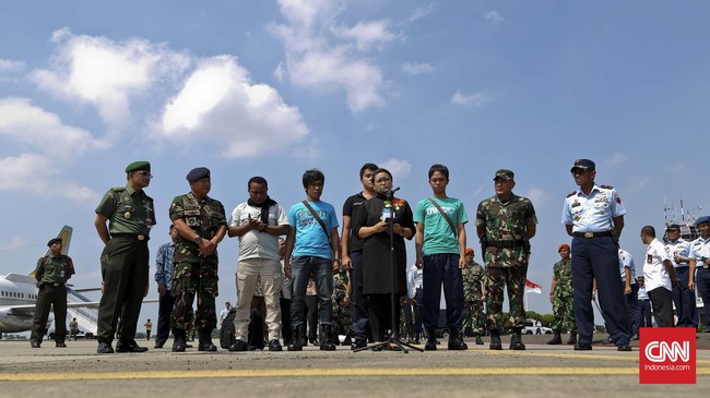 Kementerian Luar Negeri Indonesia akan menyerahkan keempat warga negara Indonesia kepada keluarga pada sore ini.