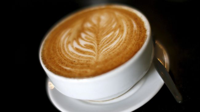 Barista asal Korea dengan kreatif memamerkan keahliannya dalam seni Cream Art dimana ia menggambar berbagai karakter kartun Disney di atas secangkir kopi.