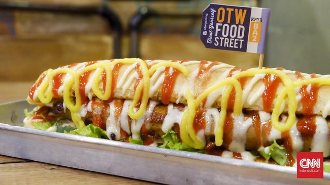 Jika biasanya hot dog hanya berukuran 15 cm, apa jadinya kalau sekarang ini ada varian hot dog yang berukuran 40 cm?