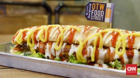 Menjajal Hot Dog Raksasa Daging Cincang Berukuran 40 Cm