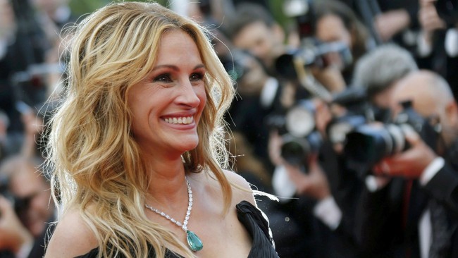 Julia Roberts menyaksikan langsung pertandingan El Clasico di Santiago Bernabeu. Usai pertandingan, Roberts bertemu sejumlah pemain Real Madrid.
