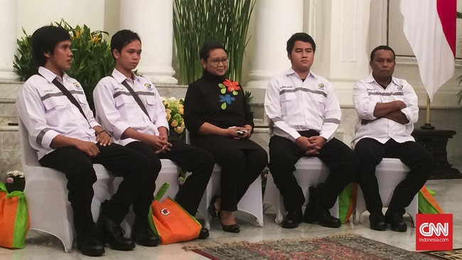 Kementerian Luar Negeri menyerahkan keempat korban penyanderaan kelompok militan di Filipina kepada keluarganya masing-masing.  
