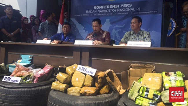 Dari penangkapan disita Sabu 2,04 kilogram dalam bungkus teh merek China dan 40.894 butir ekstasi dalam plastik.  