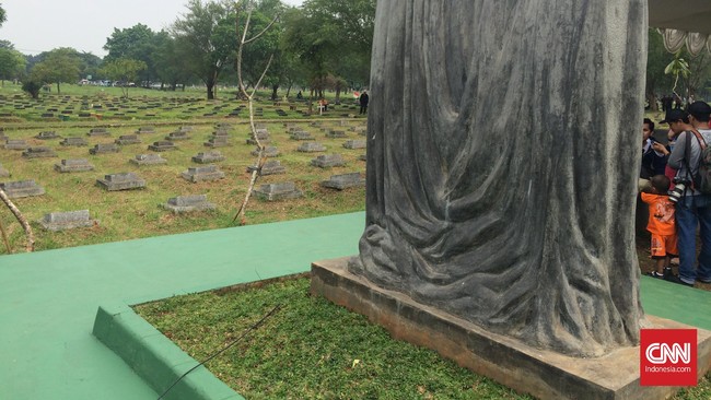 Kasatpel TPU Pondok Ranggon menyatakan aturan tumpang jasad diberlakukan maksimal dua-tiga jasad pada dimensi makam 1x2,5 meter persegi, kedalaman 1,5 meter.