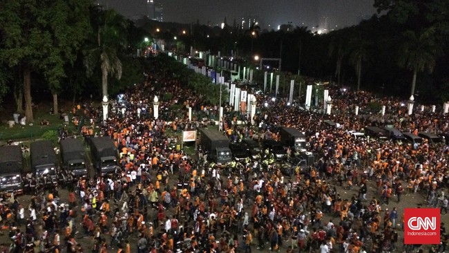 Ketua Bidang Infromasi dan Komunikasi The Jakmania, Diky Soemarno menganggap sanksi yang dijatuhkan pihaknya aneh dan kurang profesional.