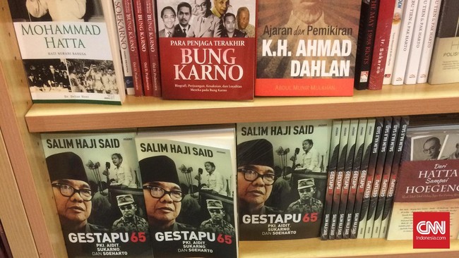 Buku-buku 'kiri' yang disetop dijual itu produk laris Gramedia. Pengunjung yang mencari buku tentang Gerwani pun merasa jengkel dengan pelarangan itu.