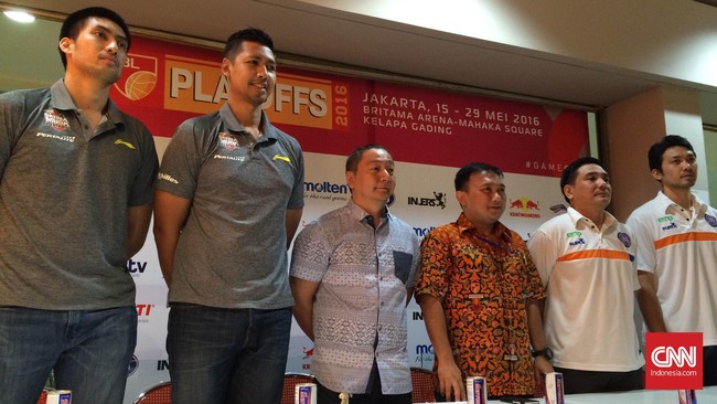 Laga Pelita Jaya Jakarta melawan Hangtuah Sumatera Selatan di BRItama Arena menjadi laga pembuka babak playoff Indonesian Basketball League 2006, Minggu (15/5).