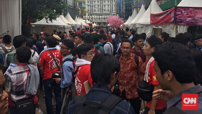 Sinden asal Jepang ini mengusung atmosfer khas Surakarta di atas panggung Ennichisai, Blok M, Jakarta.