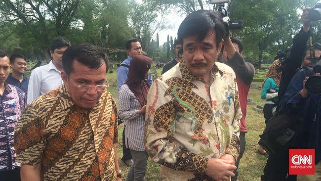 Djarot juga menduga ada pemalsuan dokumen tanah oleh orang yang menjualnya sehingga bisa terbit sertifikat hak milik.