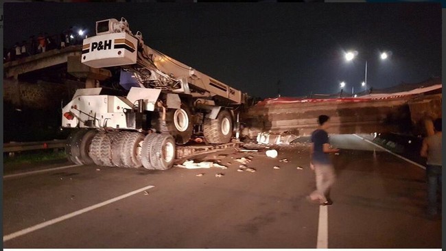 Petugas belum dapat memastikan hingga kapan evakuasi bakal selesai dilakukan agar kedua jalur di tol tersebut dapat kembali dilalui kendaraan.