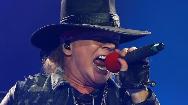 Walau mengetahui pianonya rusak, namun Rose tetap membawakan lagu November Rain dalam konser reuni Guns N'Roses di Houston.