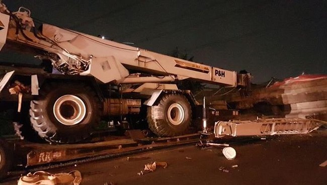 Akibat robohnya jembatan penyeberangan orang di atas ruas tol BSD-Jakarta, pihak PT Jasa Marga menutup lalu lintas di sana pada kedua arahnya.