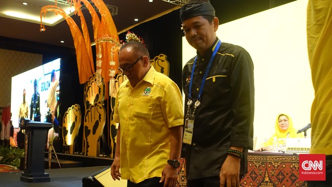 Sekitar 15.000 kader Partai Golkar Jabar memenuhi lokasi Pelantikan Ketua DPD Golkar Jabar di SICC, Kabupaten Bogor, Rabu malam ini.