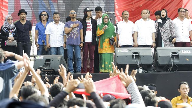 Slank naik di panggung utama pukul 08.30 WIB dan membukanya dengan lagu 'Mars Slankers'.