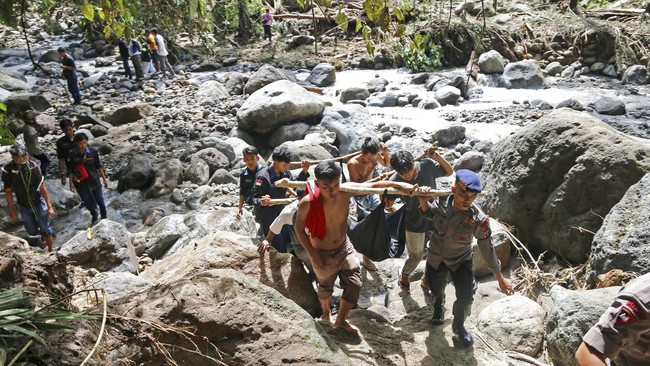 Banjir terjadi saat hujan lebat mengakibatkan longsor. Longsoran membendung sungai sehingga tebing sungai jebol dan menerjang pemukiman.