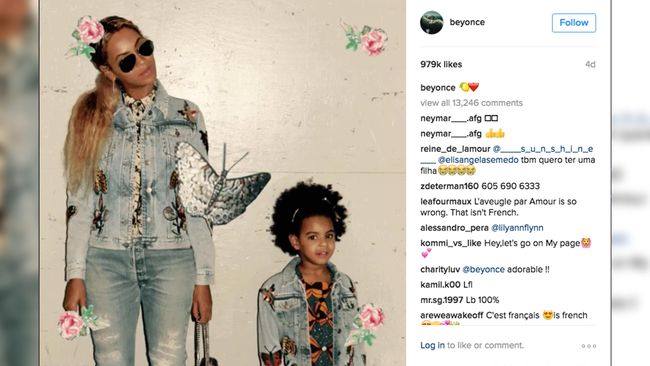 Beyonce dan 'mini' Beyonce menggunakan pasangan busana yang sama, celana denim dan jaket denim bergaya vintage.