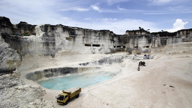 Jaringan masyarakat sipil menggelar konferensi pers mengkritisi langkah 'buru-buru' Baleg DPR untuk membahas revisi UU Minerba pada Senin ini.
