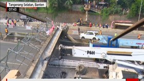 Jembatan Penyebrangan Orang Roboh di Tol Jorr
