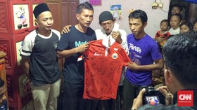 Persija Beri Kostum Kenangan untuk Keluarga Korban