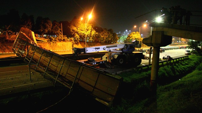 Papan reklame Jembatan Penyeberangan Orang dibongkar karena tidak memiliki izin, menutupi pandangan pengguna jalan, dan struktur reklame yang menumpuk.