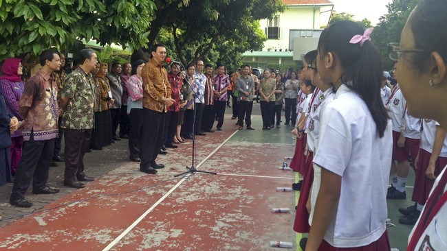 Menurut Ahok, pelaksanaan ujian nasional tingkat SD dan madrasah di Jakarta tidak serumit di Belitung Timur yang lokasinya sulit dijangkau.