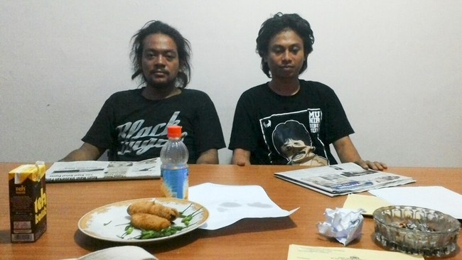 Di antara sitaan Kodim Ternate ialah kaus ‘Pencinta Kopi Indonesia’ dan buku 'Nalar yang Memberontak: Filsafat Marxisme dan Sains Modern'.