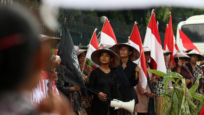 Petani Kendal, Jawa Tengah mendesak pencabutan penetapan kawasan hutan setelah izin lingkungan Semen Indonesia dibatalkan pengadilan.