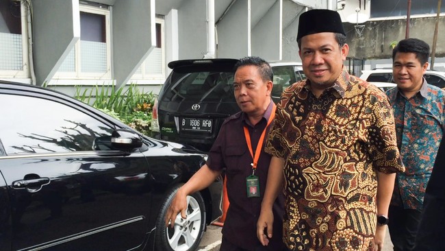 Wakil Ketua DPR Fahri Hamzah mengatakan kebijakan pemerintah mengizinkan pihak asing mengelola pulau terluar mengandung risiko tinggi.
