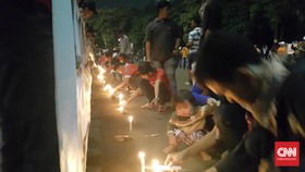 Kenang Eja, Jakmania Terangi GBK dengan Ribuan Lilin