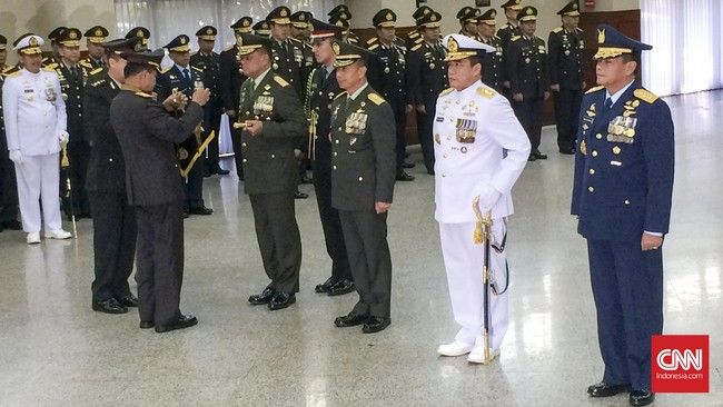 Selain Panglima TNI Jenderal Moeldoko, Polri juga memberikan Bintang Bhayangkara Utama kepada tiga kepala staf aktif TNI.