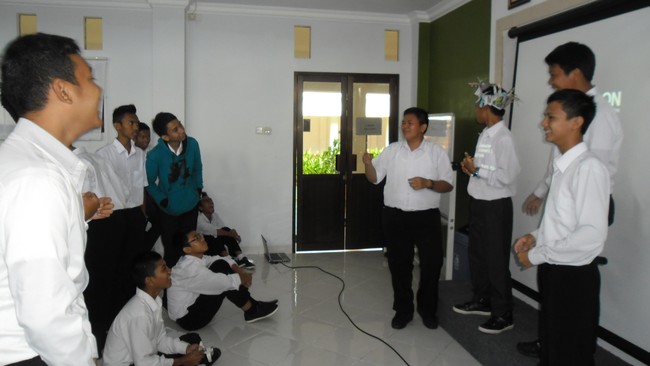 Dalam kegiatan belajar mengajar, saya sering mengajak siswa bermain yang terkait dengan materi pelajaran.