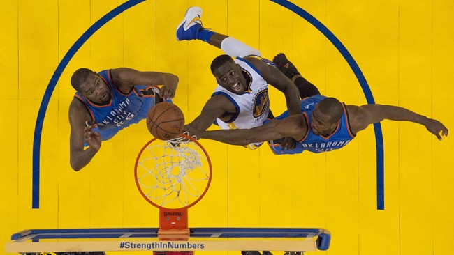 Golden State Warriors sempat mendominasi di dua kuarter awal, namun Oklahoma City Thunder membalikkannya di dua kuarter selanjutnya.