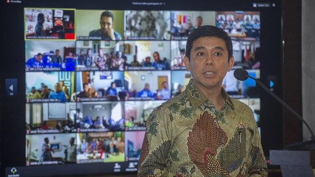 DPR meminta pemerintah mematangkan rencana tersebut termasuk mempertimbangkan gejala sosial yang akan timbul.