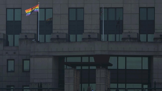Badan intelijen asing Inggris MI6 mengibarkan bendera pelangi khas kelompok Lesbian, Gay, Biseksual dan Transeksual (LGBT) di atas markas mereka di London.