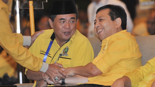 Ade Komarudin mendapatkan informasi di balik layar tentang pengurusan proyek pengadaan e-KTP. Ia khawatir keterlibatan Setnov di proyek itu akan rugikan Golkar.