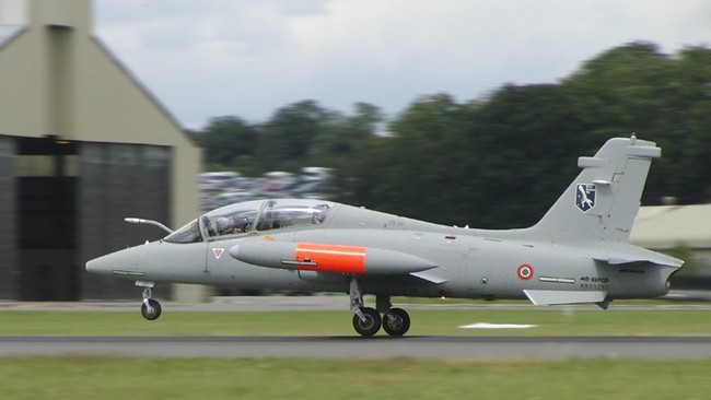 Jet MB339CM milik Angkatan Udara Malaysia (RMAF) mengalami kecelakaan di Pahang pada Selasa (17/5) sore. Namun, kedua pilot berhasil keluar dengan selamat.
