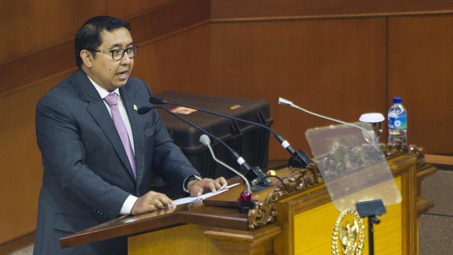 Wakil Ketua DPR Fadli Zon akan mengganti uang bensin yang terpakai Konsulat Jenderal Republik Indonesia ketika menjemput anaknya di Amerika Serikat.