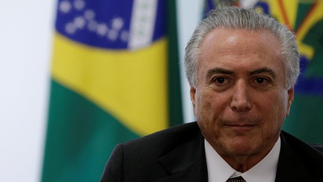 Pengunjuk rasa mengolok presiden baru Brasil saat ia ikut serta dalam perayaan hari kemerdekaan di Brasilia dan upacara pembukaan Paralympics di Rio de Janeiro.