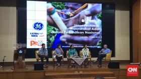 Anak-Anak Suku Anak Dalam Suka Baca Buku Soal Hukum
