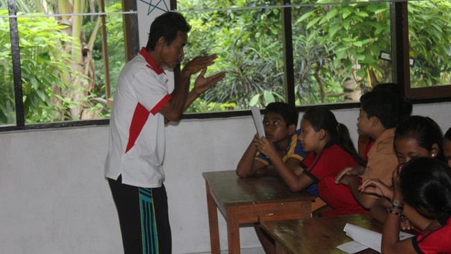 Murid Anda mungkin akan merasa bosan kalau Anda mengajar dengan cara itu-itu saja. Coba deh lakukan sedikit perubahan, biar suasana di kelas jadi menyenangkan.