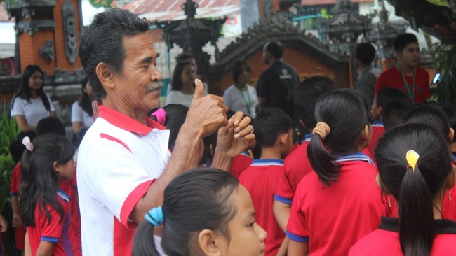 Mari jadi guru yang dapat membuat sekolah menjadi bagian yang menyenangkan dan mengasyikkan.