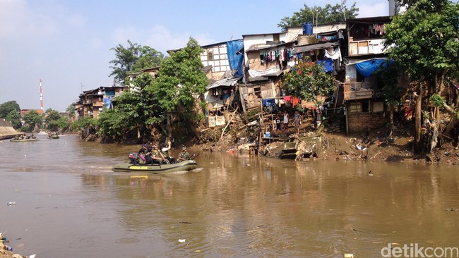 Sebanyak 60 warga Bukit Duri yang belum digusur mengajukan gugatan atas normalisasi Sungai Ciliwung, 440 rumah warga terancam digusur.